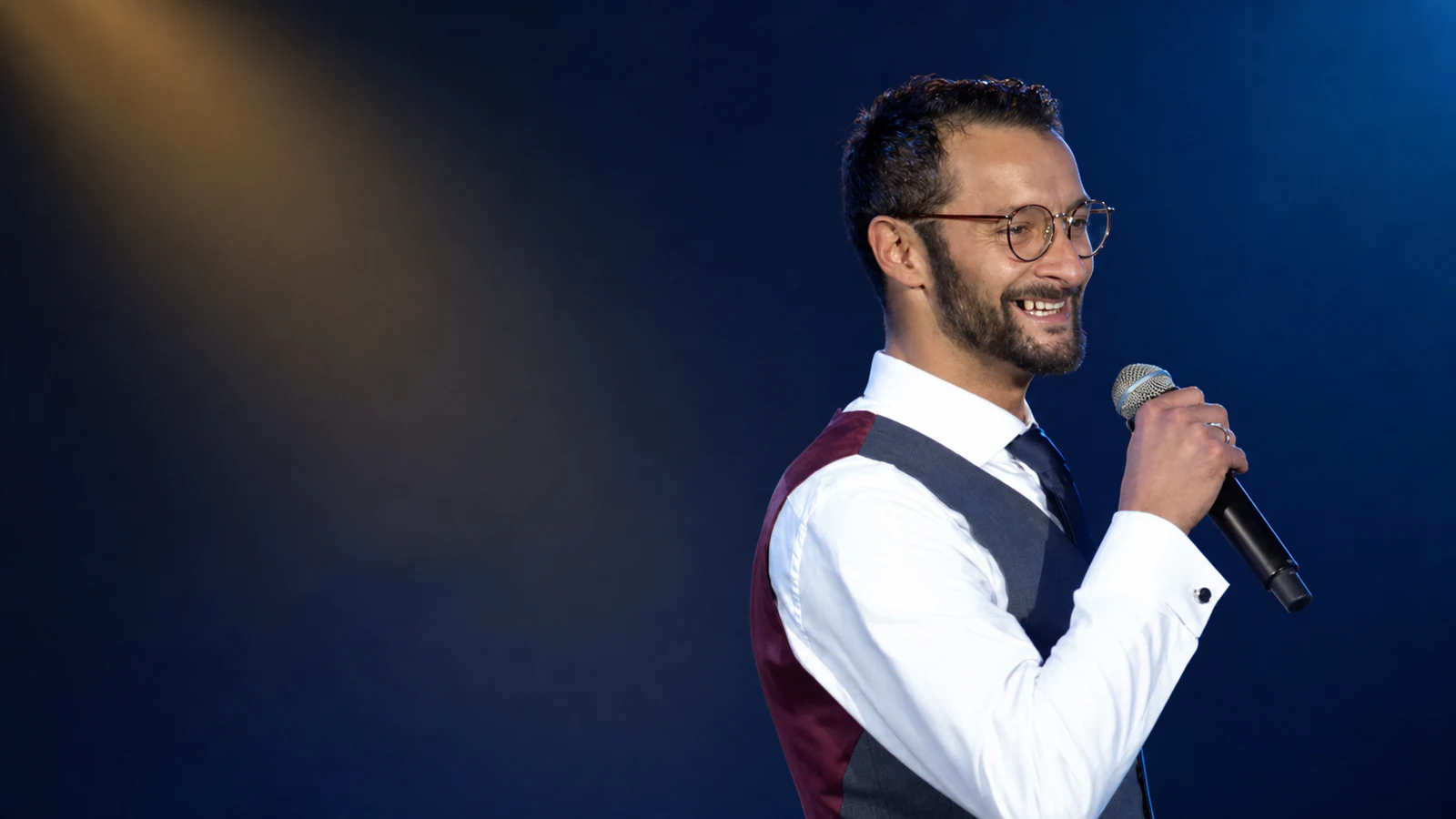 Dario Kulic speaking with a microphone during the Dubai keynote